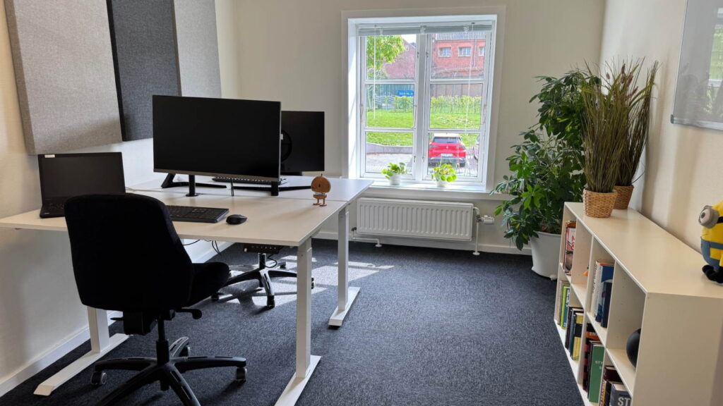 Kontoret er lyst med østvendt vindue