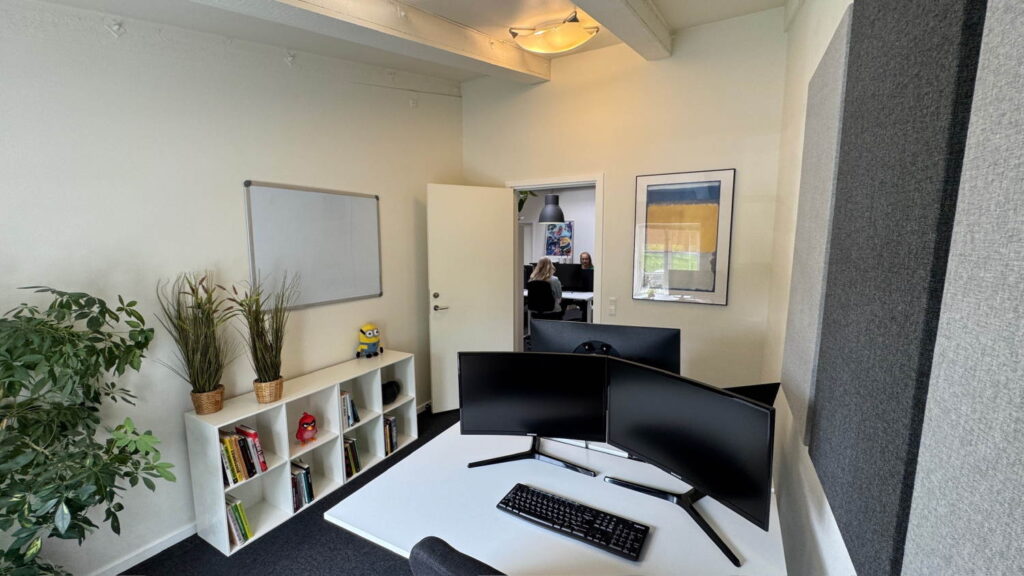 Lyst kontor med 1-2 arbejdspladser