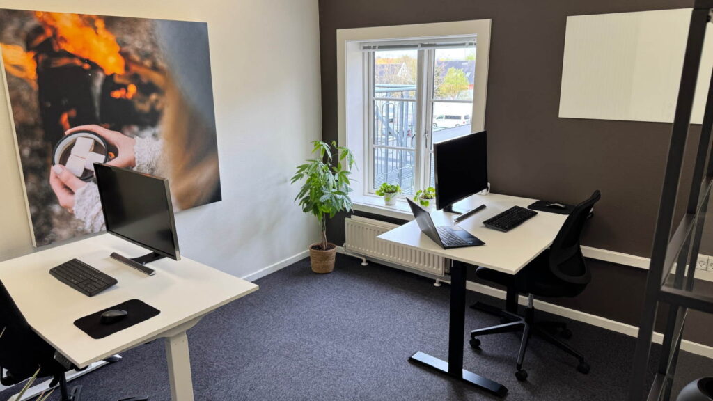 Kontoret har et vestvendt vindue. ud imod vores gård