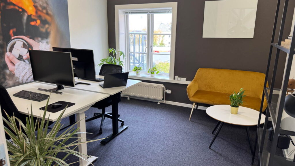 Kontoret kan rumme flere arbejdspladser og en sofa eller et mødebord.