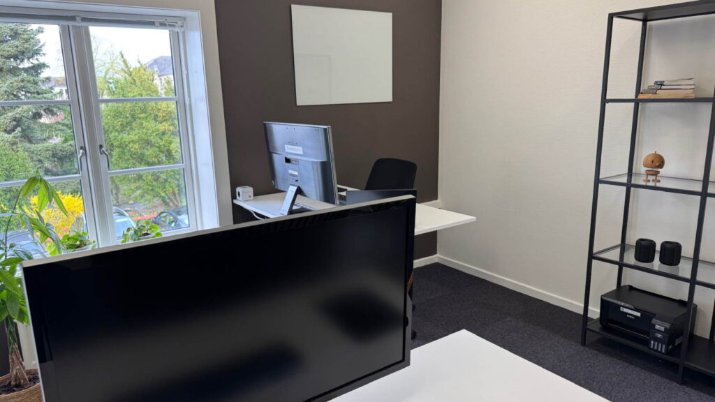 Hyggeligt kontor i vores fællesskab med plads til 2