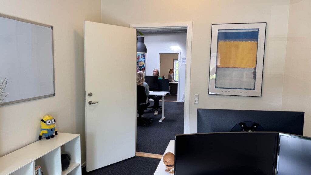 Der er direkte adgang til vores åbne kontormiljø