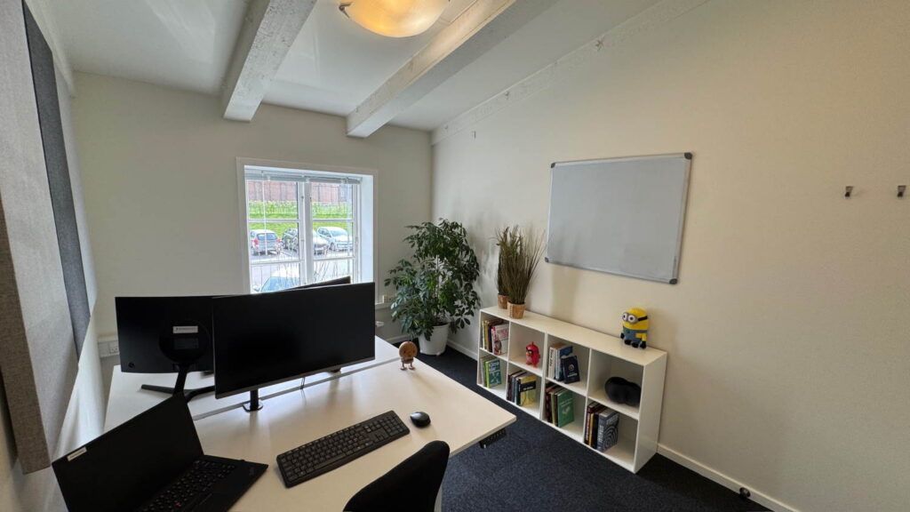 Lyst kontor med 1-2 arbejdspladser