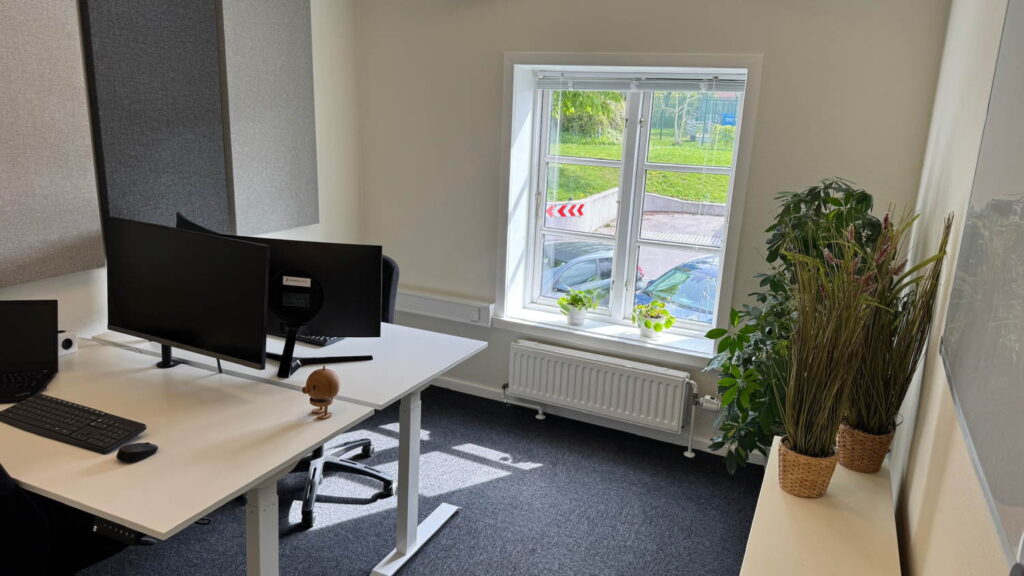 Lyst kontor med 1-2 arbejdspladser