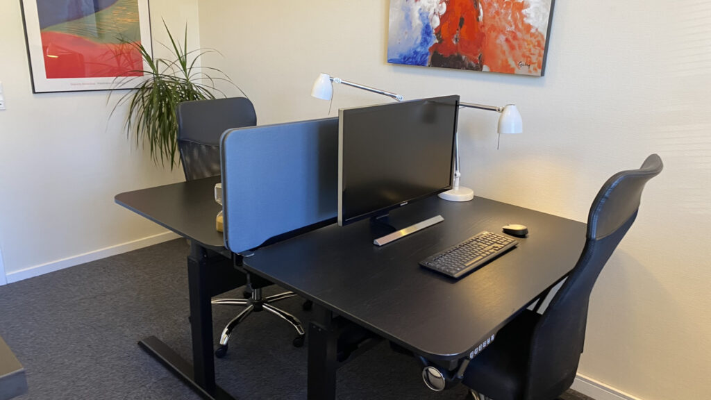 Der kan være 1-2 arbejdspladser i kontoret