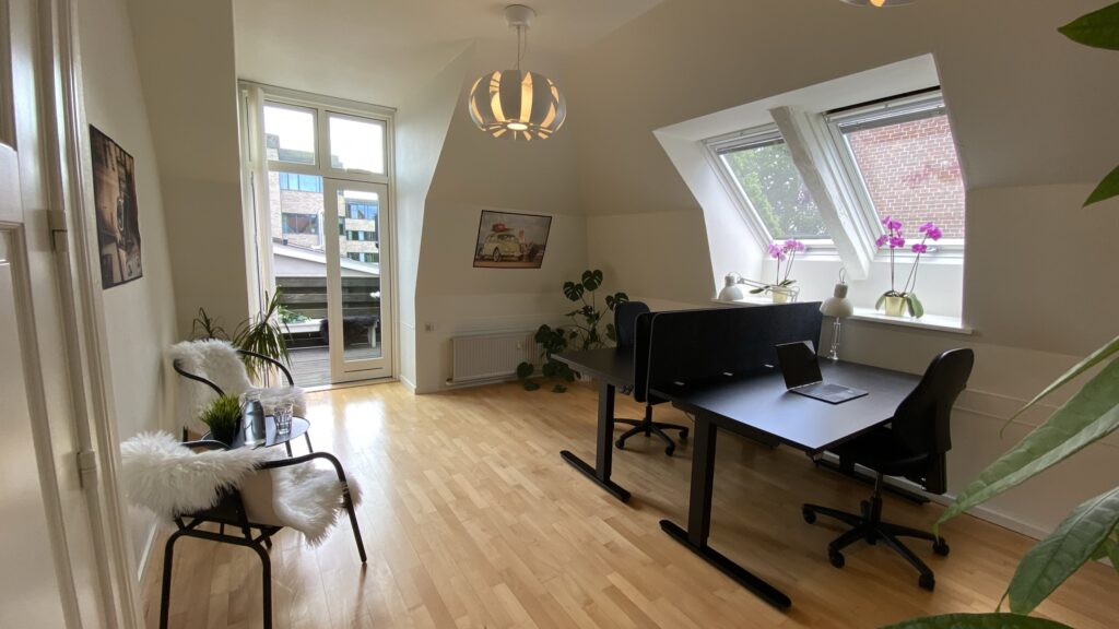 Stort hjørnekontor med egen altan