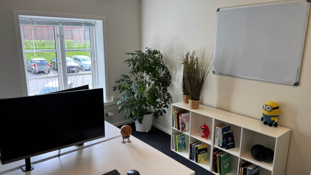 Lyst kontor med 1-2 arbejdspladser