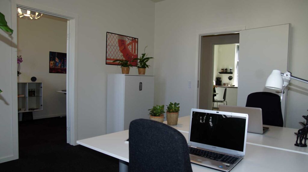 Kontoret kan enten lejes møbleret eller du kan indrette med dine egne møbler