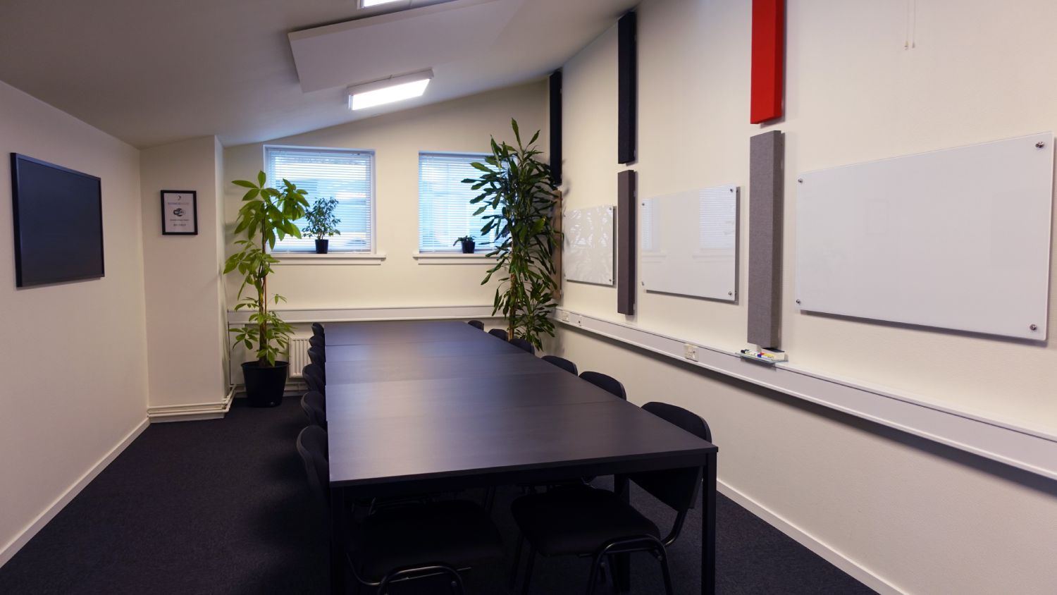 I KursusRummet er der som standard to sektioner - denne sektion er med seks borde og 12 siddepladser.