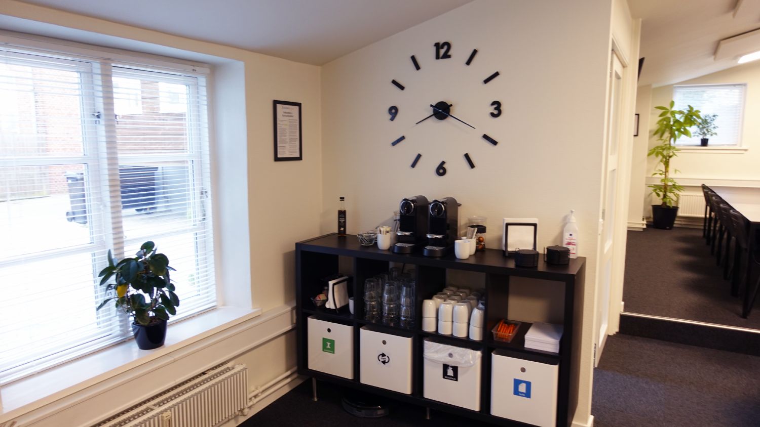 I KursusRummet er der en kaffebar, hvor dine kursister kan få kaffe. Derudover er der kaffemaskiner i det tilhørende køkken.