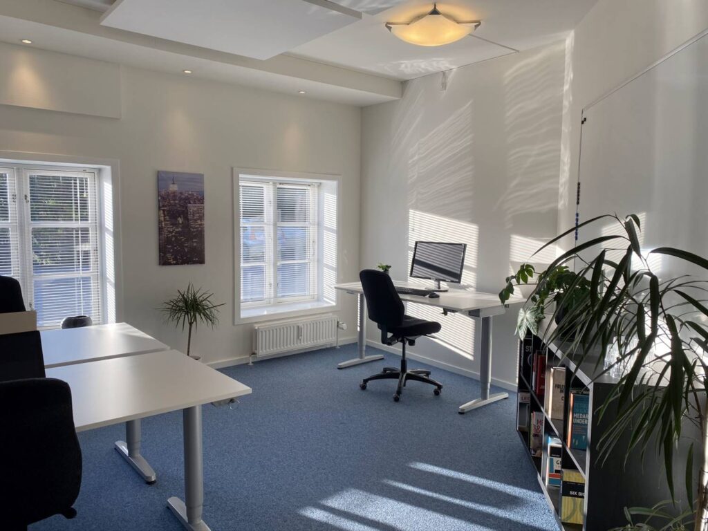 Stort, lækkert kontor til tre eller fire personer.
