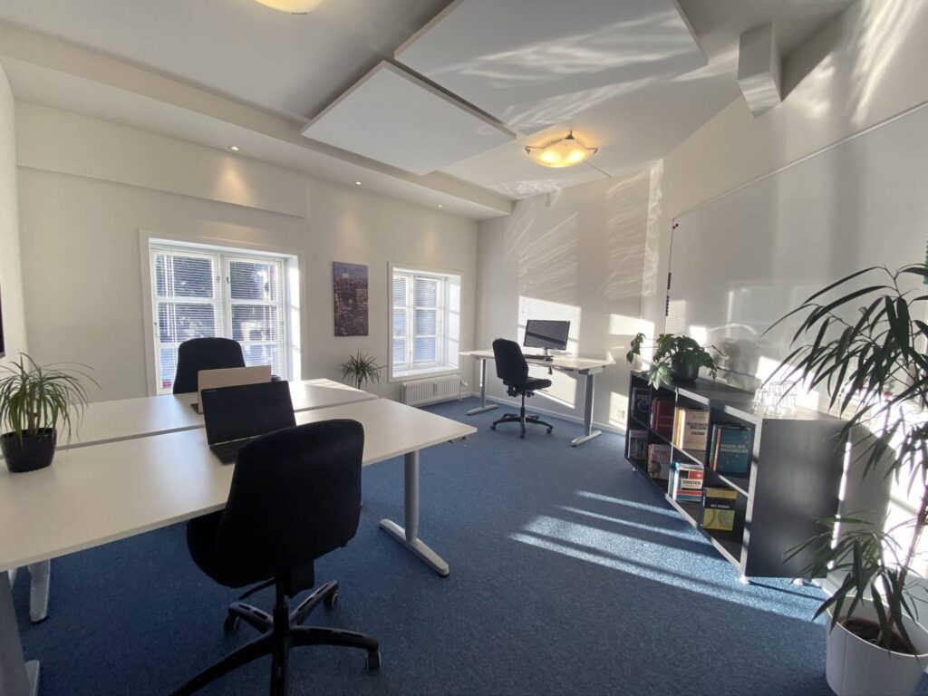 Stort, lækkert kontor til tre eller fire personer.