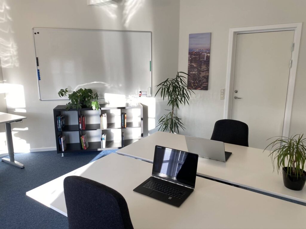 Kontoret er 18 kvm og kan rumme 3-4 arbejdspladser med forskellige bordopstillinger.