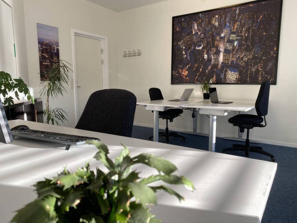 Der er plads til 3-4 skriveborde.