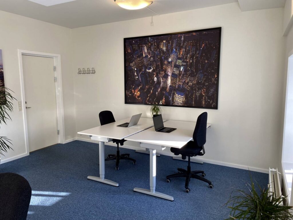 Kontoret er 18 kvm og kan rumme 3-4 arbejdspladser med forskellige bordopstillinger.