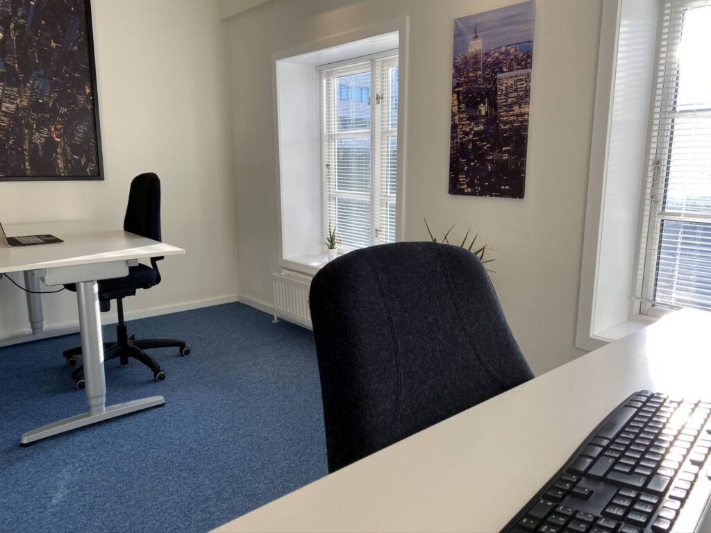 Der er plads til 3-4 skriveborde.