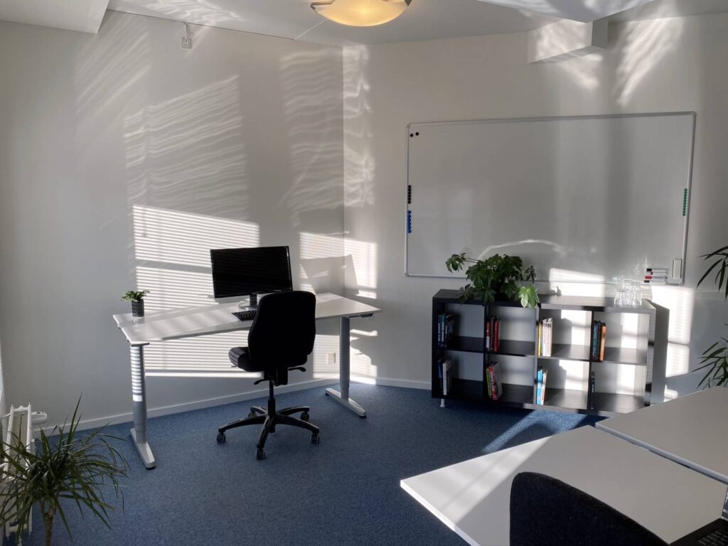 Lyst lokale med vestvendte vinduer, som vender ud imod vores gård.