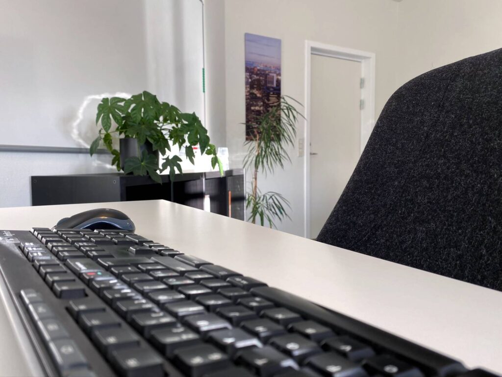 Der er plads til 3-4 skriveborde.