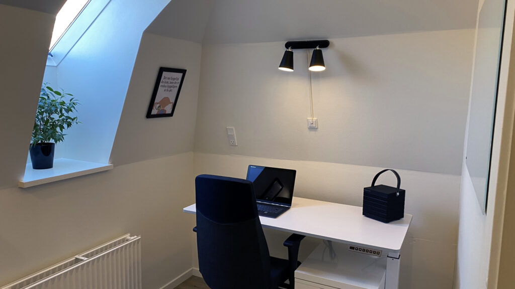 Perfekt lille kontor til en forfatter, skribent eller andet skrivearbejde.