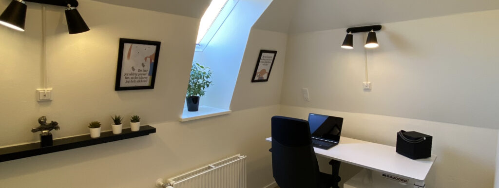 Perfekt lille kontor til en forfatter, skribent eller andet skrivearbejde.