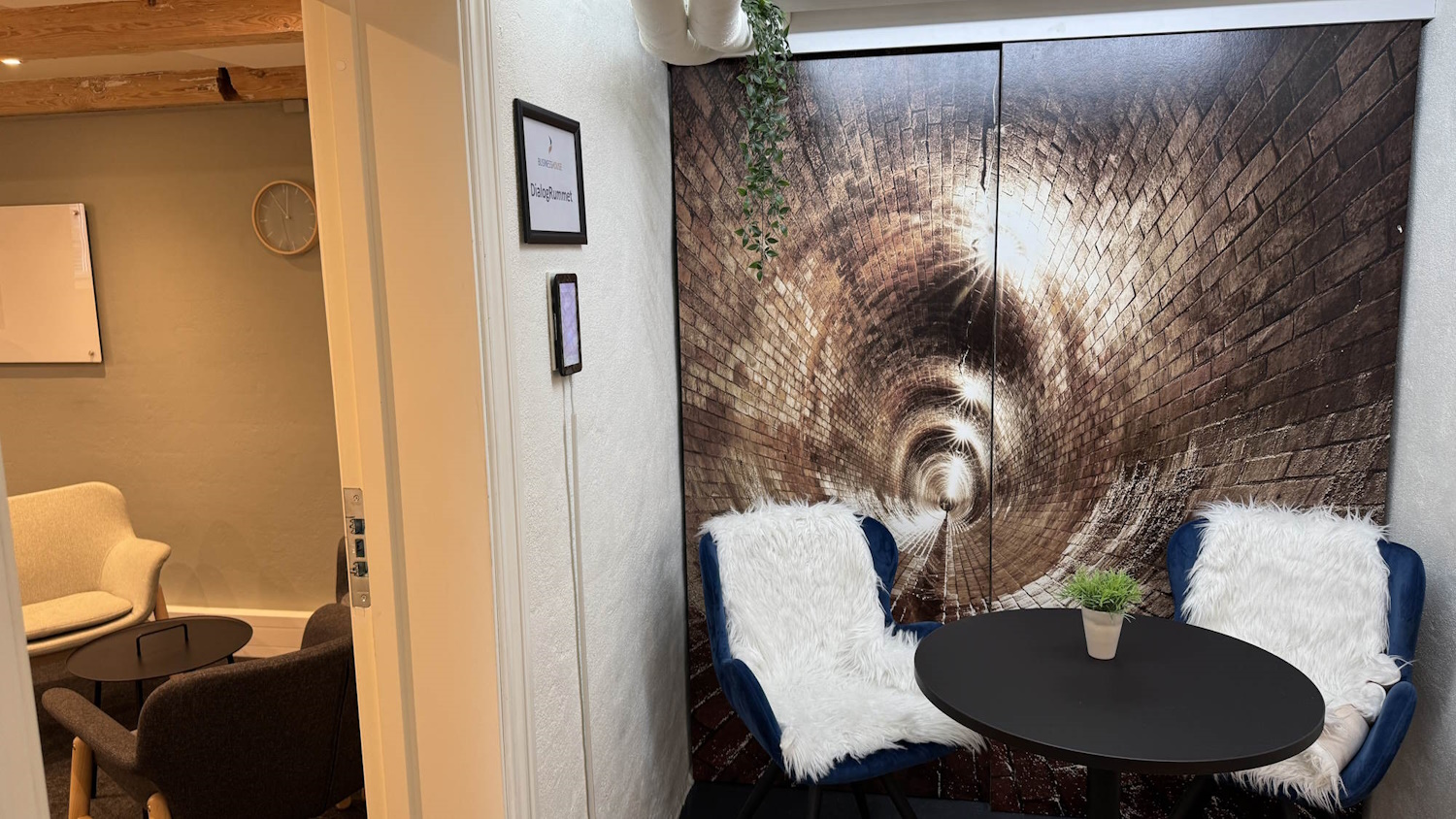 Lige ved døren til DialogRummet er to stole, hvor dine klienter kan vente.