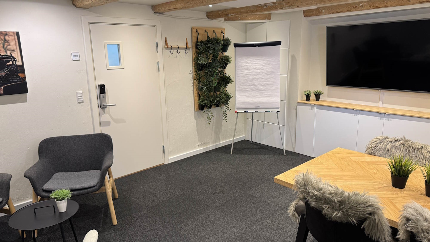 Bag døren er en række skabe, hvor det er muligt at opbevare private materialer, hvis du bruger lokalet ofte. 