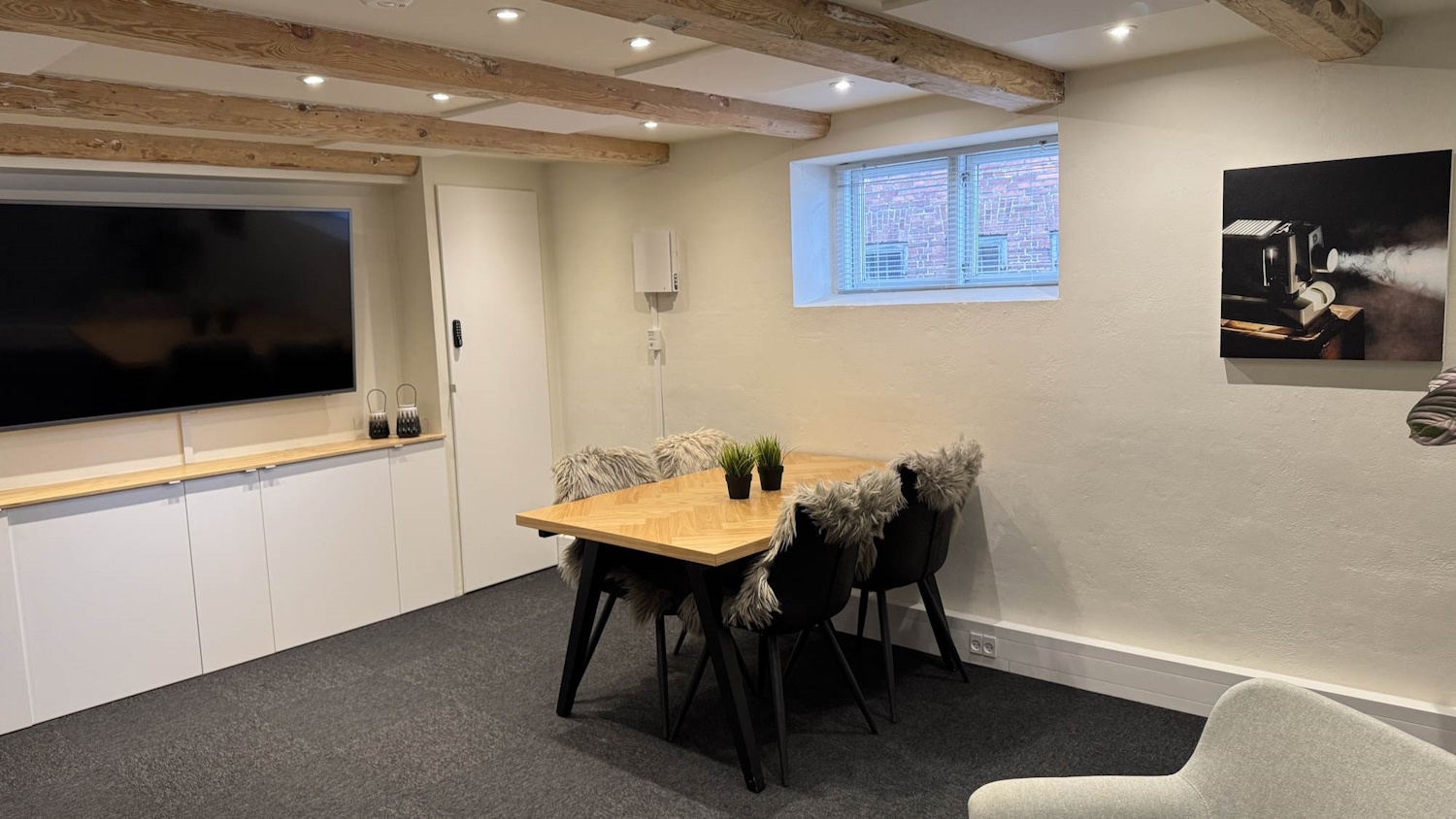 Der er et bord med fire stole i DialogRummet, som ofte bruges ved f.eks. jobinterviews.