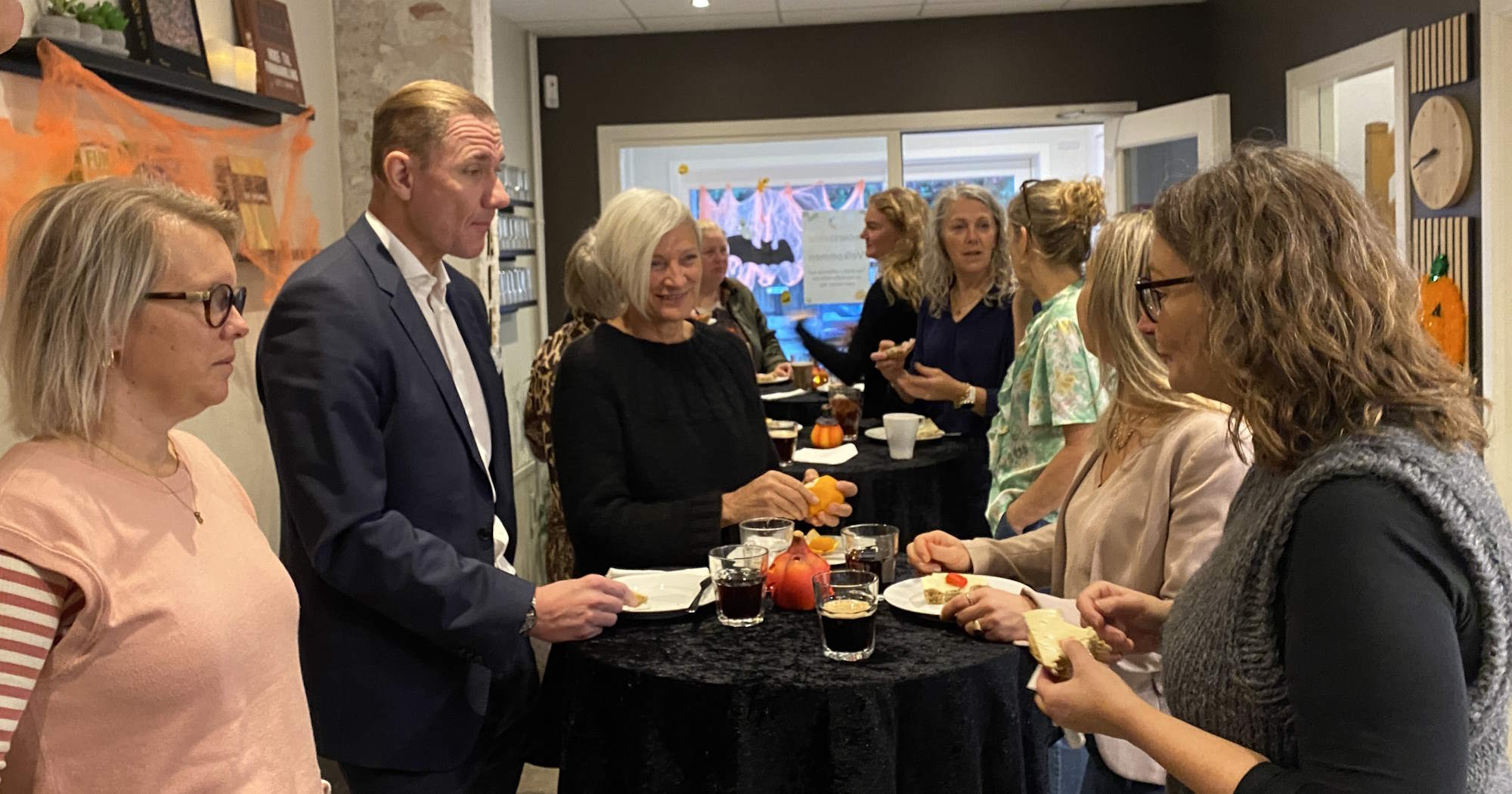 Netværksmøde med Halloween tema og fokus på forretningsgysere.