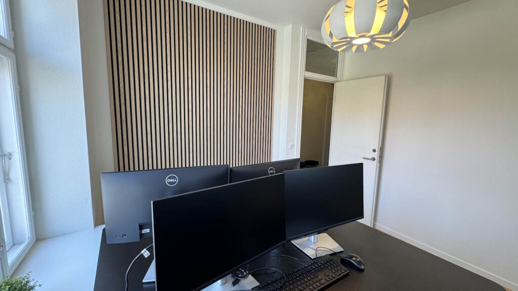 Kontoret kan indrettes på flere måder - her med to arbejdspladser tæt ved døren