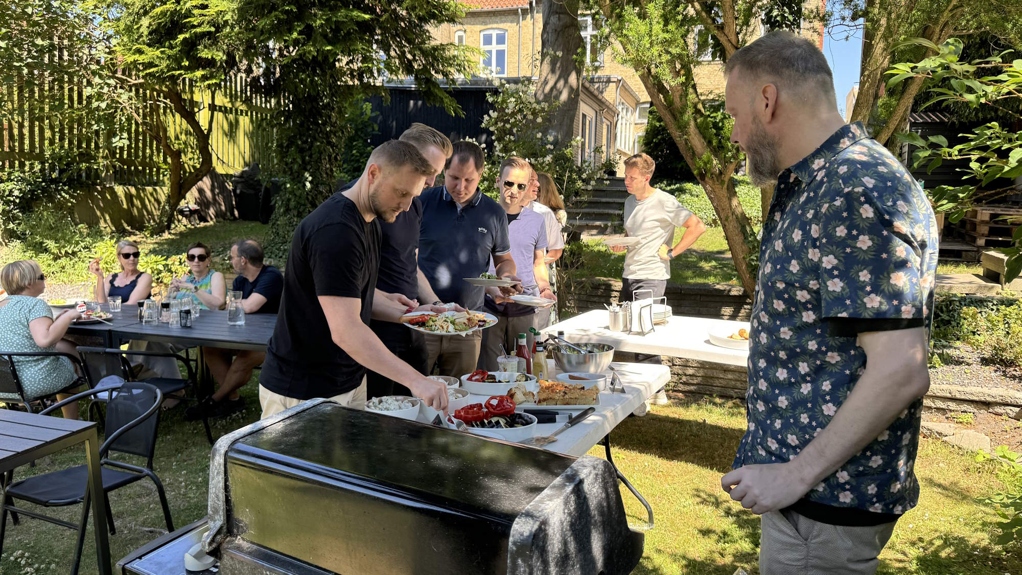 Når vejret er godt, spiser vi i haven - og tænder grillen...