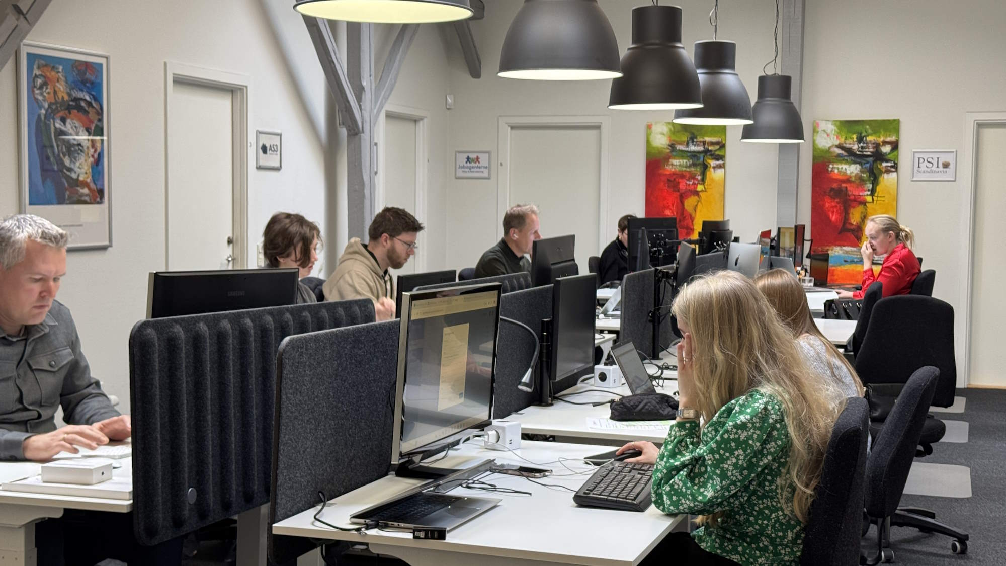 Gode arbejdsforhold i et hyggeligt miljø...