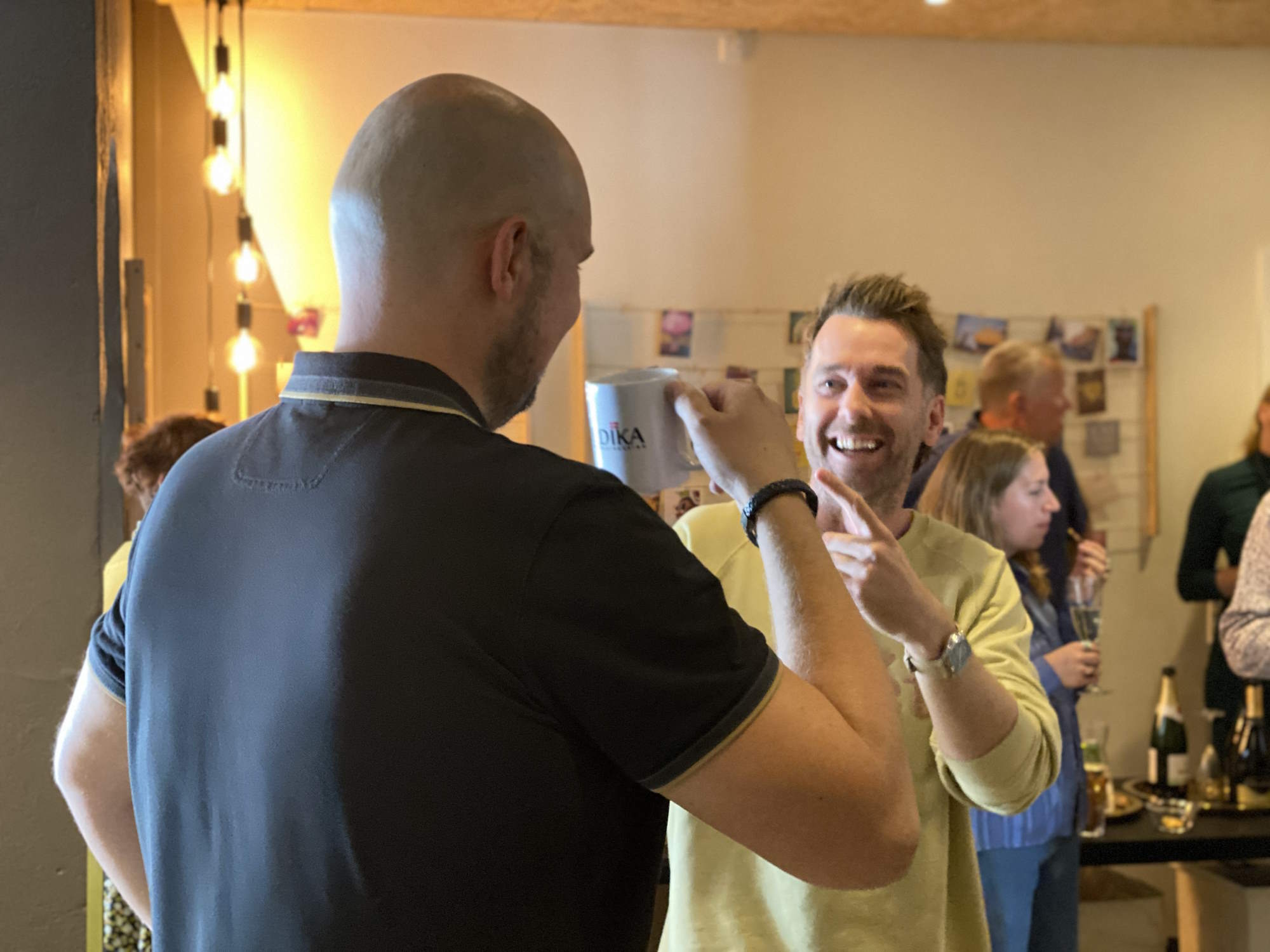 Til vores fredagsbarer skabes nye relationer...