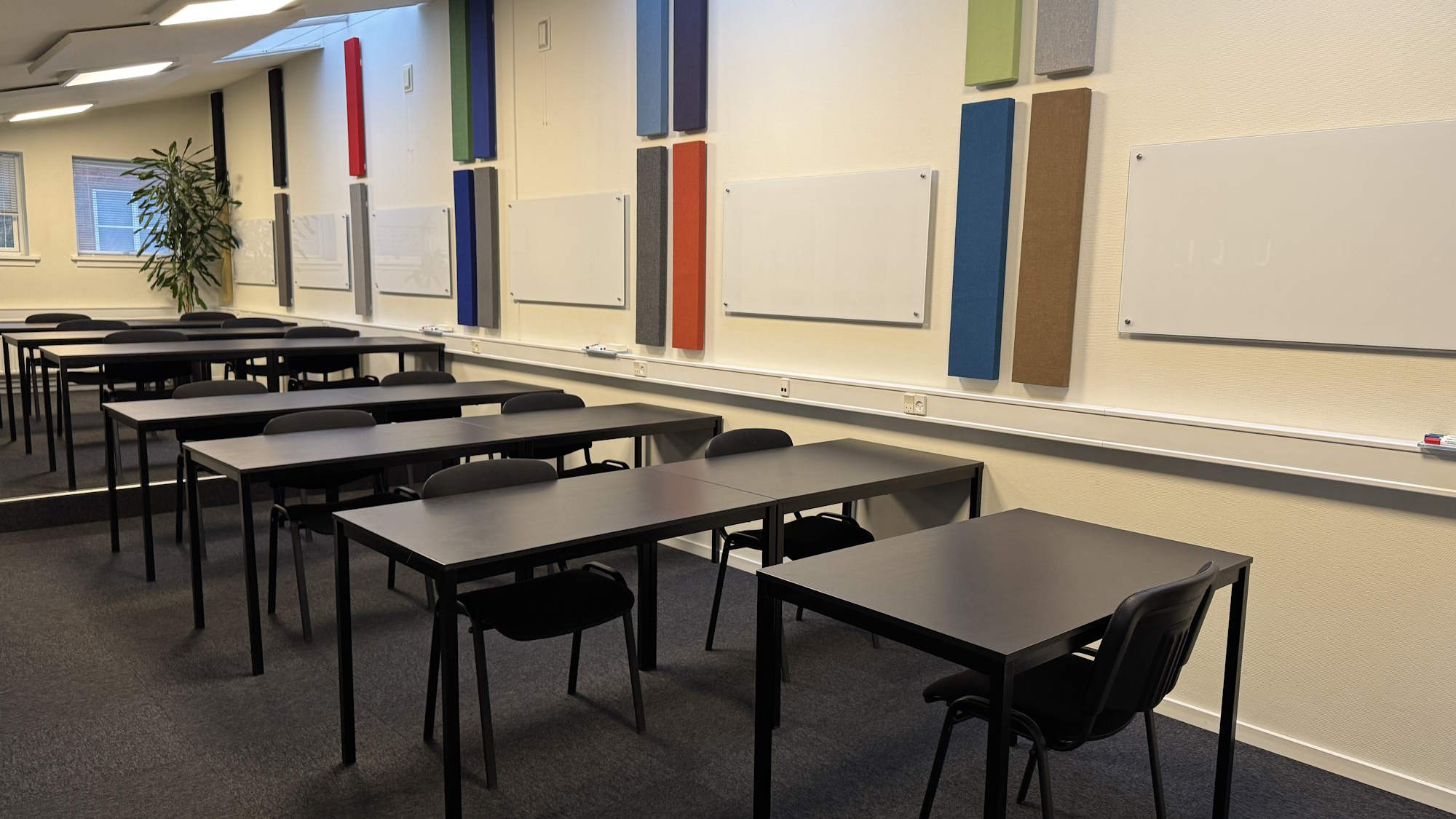 Opsætning af borde som "skoleborde" md ét bord pr. kursist. Det er plads til 12 kursister + et bord til dig som undervisning.