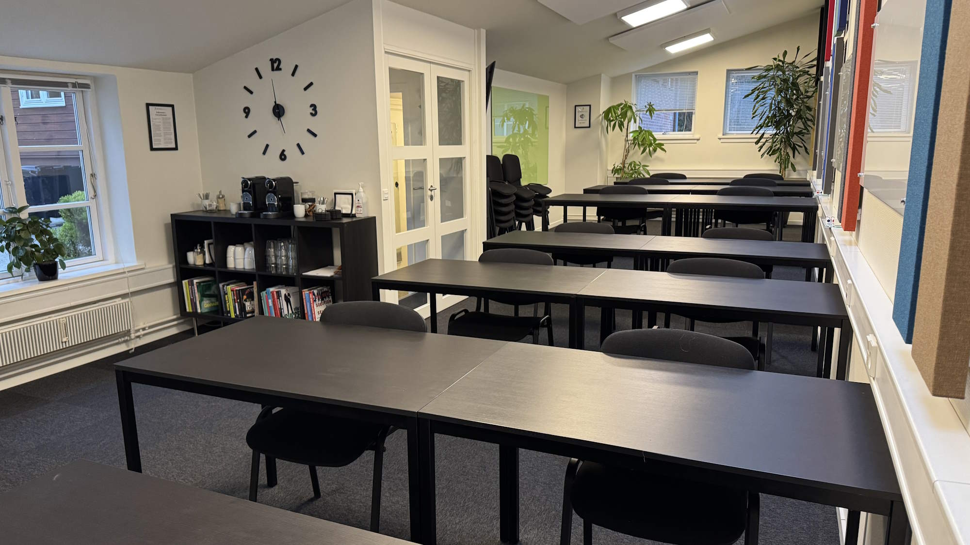 Opsætning af borde som "skoleborde" med ét bord pr. kursist. Det er plads til 12 kursister ved denne opsætning: