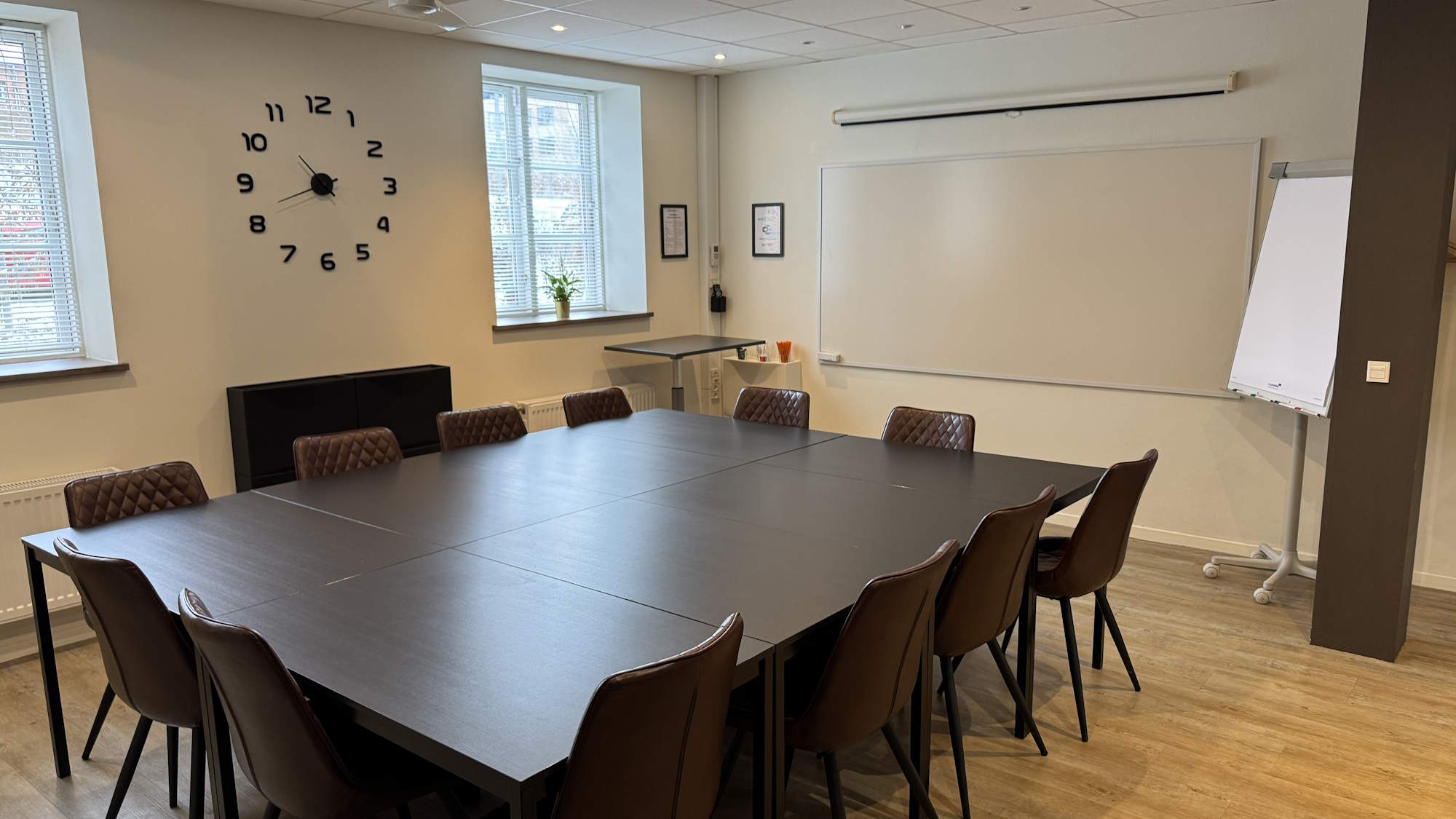 Der er whiteboard, lærred til projektor samt flip-over med tilbehør. 