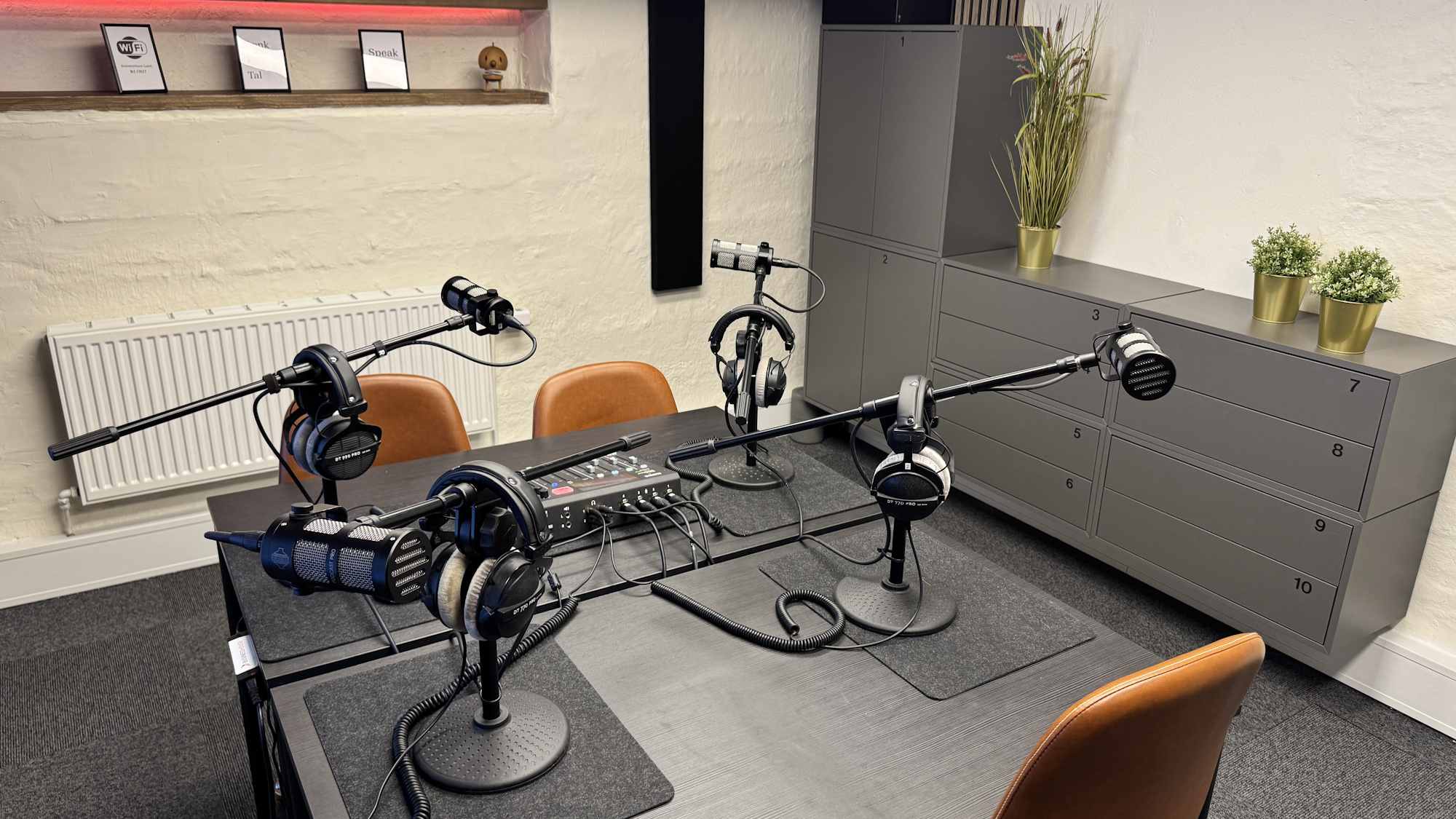 Der er fire siddepladser i streamingstudiet