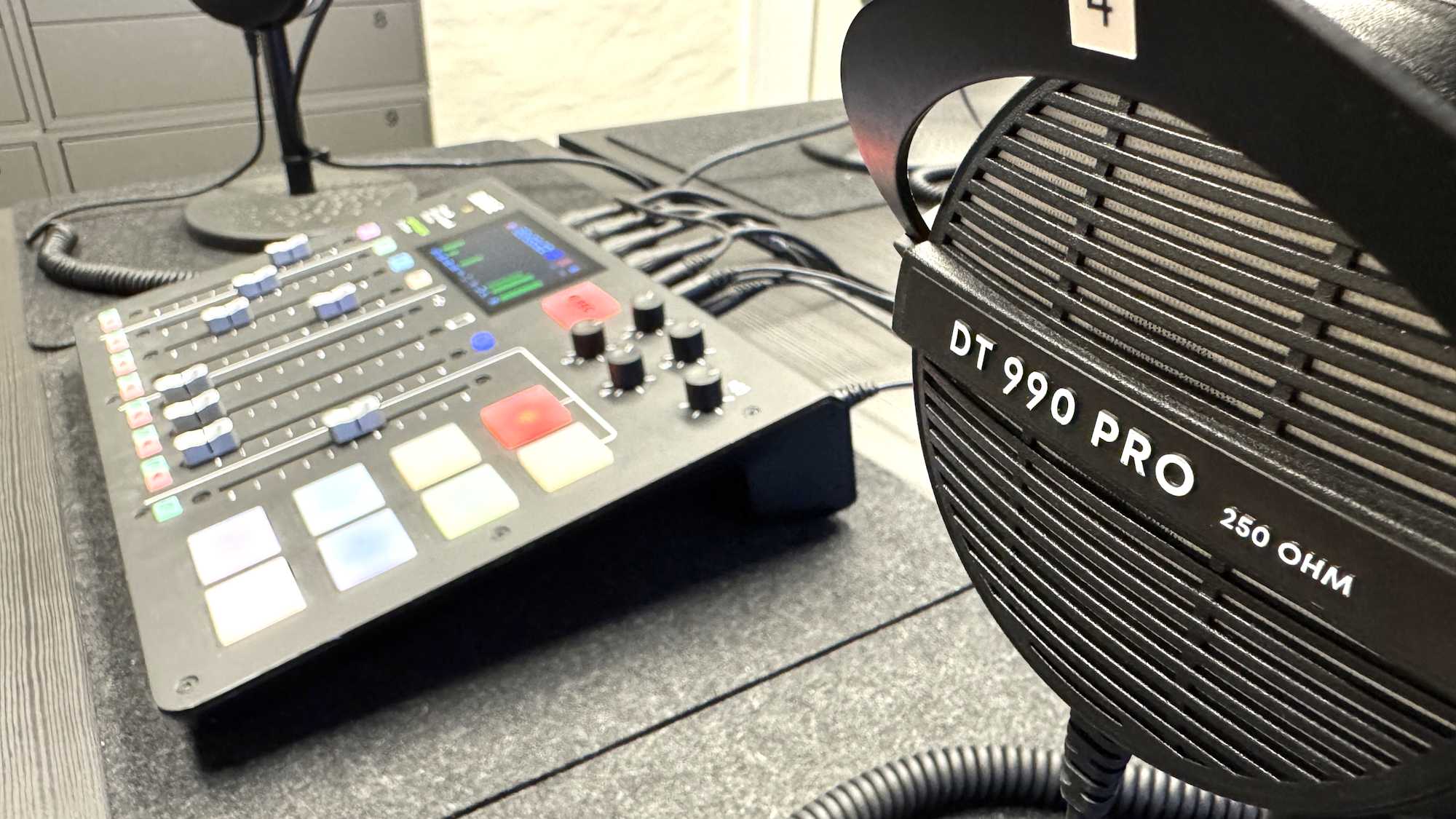 I studiet er der fire studieheadsets fra beyerdynamics...