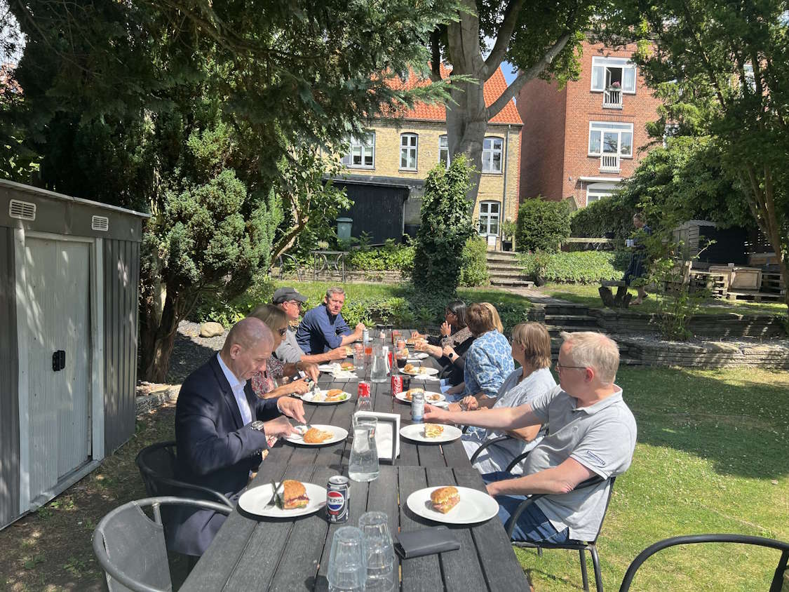 Dejlig fællesfrokost i solskinsvejret