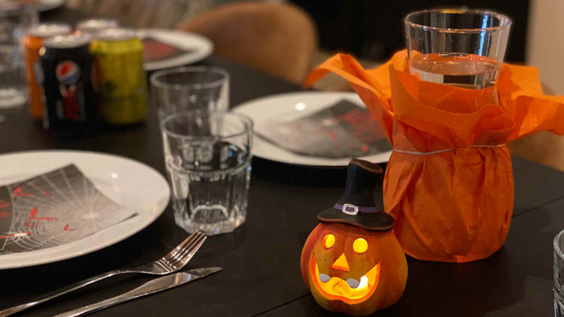 Halloweengræskar pynter på frokostbordet